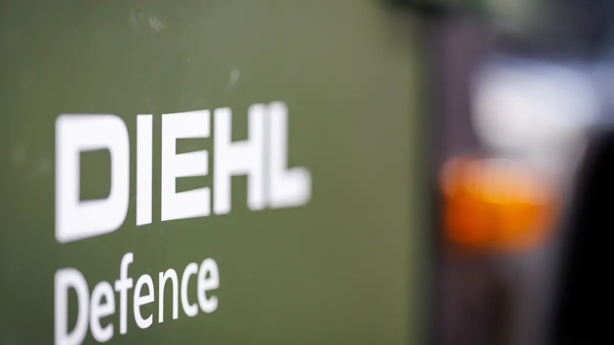 Der Logo-Schriftzug der Firma Diehl Defence ist bei der Fachmesse für Sicherheit und Verteidigung Enforce Tac am Stand des Unternehmens zu lesen. Diehl Defence darf mit dem norwegischen Rüstungsunternehmen Nammo zusammenarbeiten, um in Deutschland Artilleriemunition herzustellen. (zu dpa: «Kartellamt macht Weg frei für neue Artilleriemunition-Firma») +++ dpa-Bildfunk +++