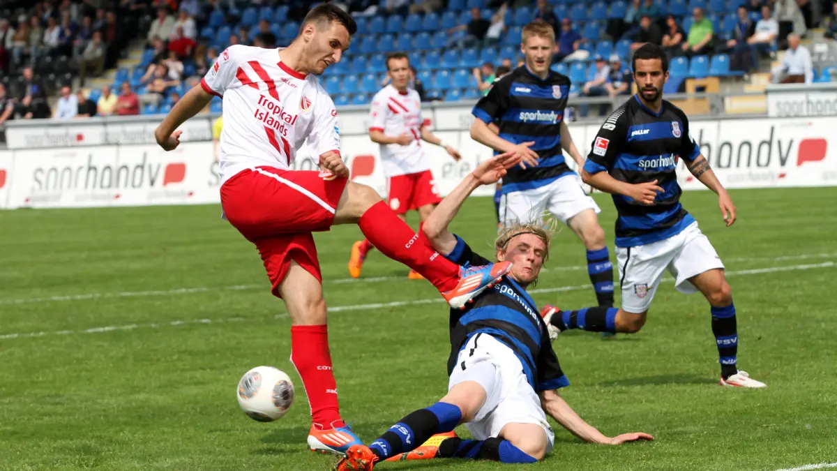 26.04.2014 Frankfurt am Main, Frankfurter Volksbank Stadion 2. Bundesliga Herren, Saison 2013/2014 Heimspiel FSV Frankfurt gegen FC Energie Cottbus Aktion Torwart Tim Heubach (FSV Frankfurt) am Boden gegen Paul Röwer (Cottbus)
26 04 2014 Frankfurt at Main Frankfurt People\u0026#39;s Bank Stadium 2 Bundesliga men Season 2013 2014 Home game FSV Frankfurt against FC Energy Cottbus Action shot Goalkeeper Tim Heubach FSV Frankfurt at Bottom against Paul Röwer Cottbus