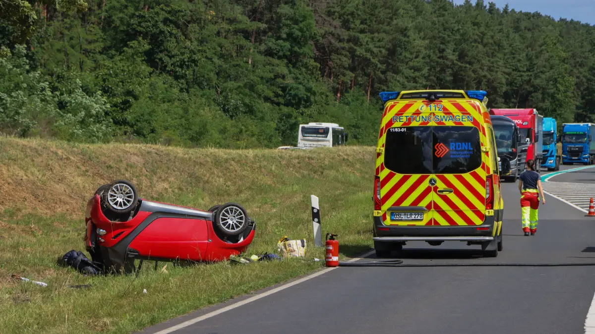 Kleinwagen überschlägt sich auf B169 – eine Person verletzt.
