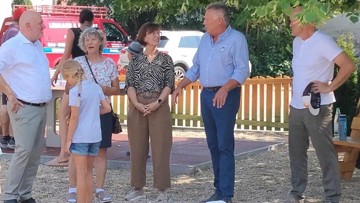 Auf dem Spielplatz in Züllsdorf kommt Infrastrukturminister Robert Crumbach mit Ortsvorsteher Dirk Hanke, Bürgermeister Karsten Eule‑Prütz und Anwohnern der Region ins Gespräch über Projekte und Herausforderungen im Ort.
