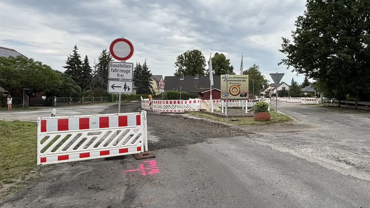In Großräschen Ost wird die Geduld von Anwohnern und gelegentlichen Passanten schon seit zehn Monaten strapaziert. Links zweigt die Friedenstraße ab, rechts geht es in die Dorfaue.