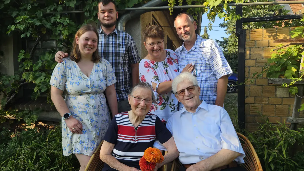 Eiserne, Bernstein- und Baumwollhochzeit: Ingrid und Walter Noack (vorn), Tochter Gabriele und Uwe sowie Enkelin Sarina und Christian Ziesche feiern ihre Ehejubiläen - alle heirateten am 8. August.
