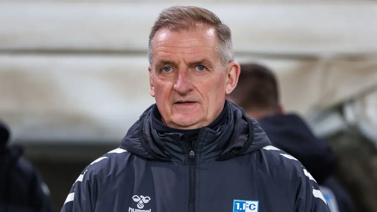 24.01.2026, Sachsen-Anhalt, Magdeburg: Fußball: 2. Bundesliga, 1. FC Magdeburg - Dynamo Dresden, 19. Spieltag, Avnet Arena. Trainer Petrik Sander (1. FC Magdeburg) vor Spielbeginn. Foto: Andreas Gora/dpa - WICHTIGER HINWEIS: Gemäß den Vorgaben der DFL Deutsche Fußball Liga bzw. des DFB Deutscher Fußball-Bund ist es untersagt, in dem Stadion und/oder vom Spiel angefertigte Fotoaufnahmen in Form von Sequenzbildern und/oder videoähnlichen Fotostrecken zu verwerten bzw. verwerten zu lassen. +++ dpa-Bildfunk +++