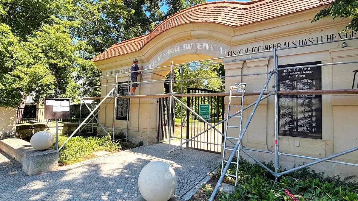 Der Schriftzug über dem Eingang zum Stadtpark in Elsterwerda, auch Heldentor genannt, wurde jetzt aufgefrischt. Die großen Steinkugeln davor sind neu.