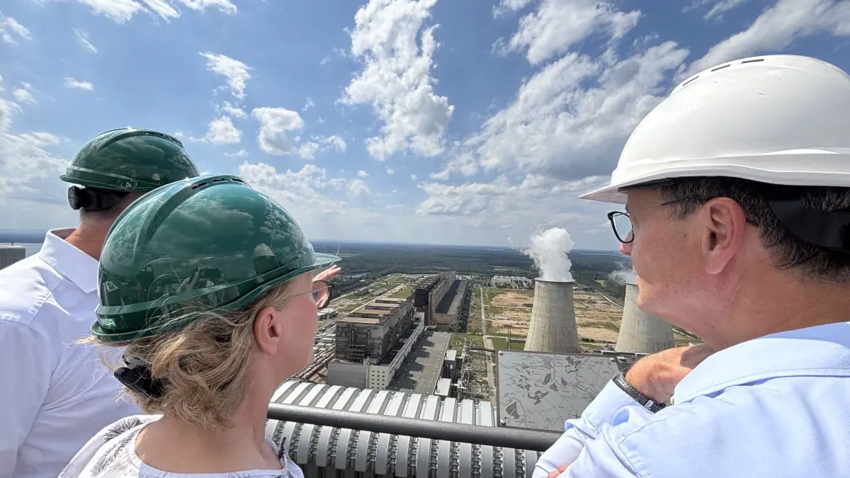 Blick aus 158 Meter Höhe auf das Altwerk am Kraftwerk Boxberg. Ministerin Regina Kraushaar lässt sich von Kraftwerksleiter Carsten Marschner erklären, wie das Gelände entwickelt werden kann.