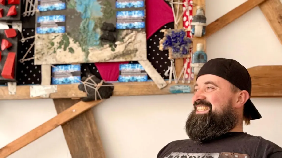 Phillip Werler ist mit sich im Reinen und seine großformatige Kunst lässt ihn sich erst mal zufrieden zurücklehnen. Ab Oktober können seine Exponate besichtigt werden.