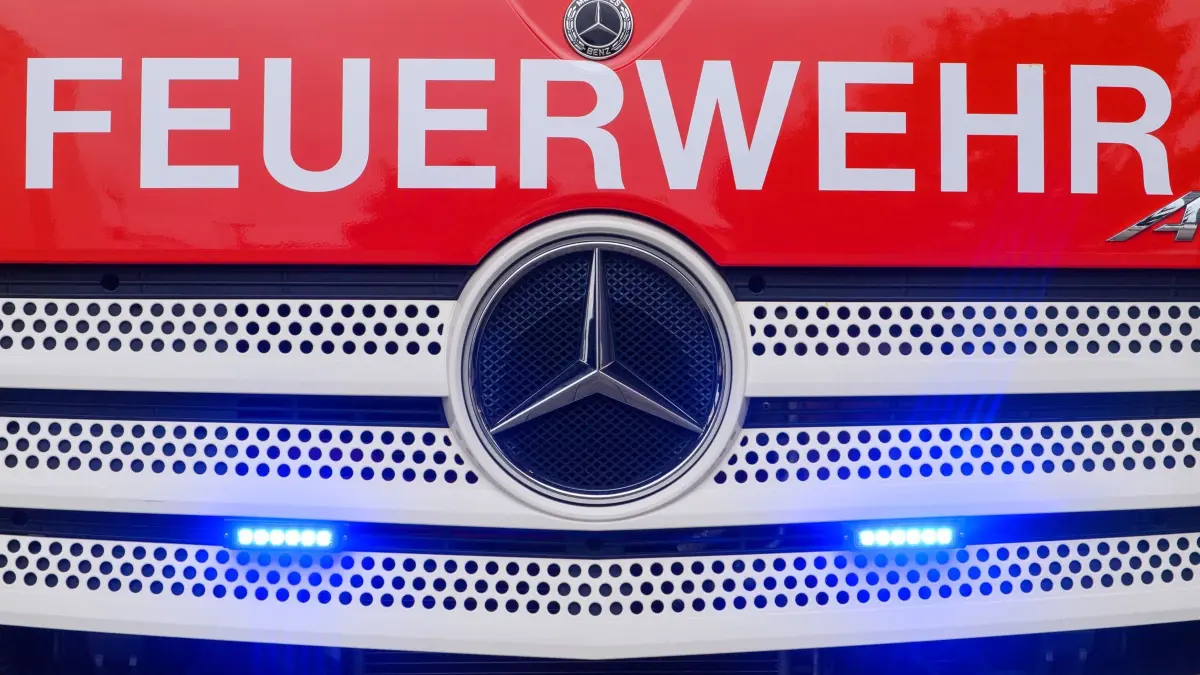 Brand am Fraunhofer Platz: SYMBOLBILD - 17.07.2025, Sachsen-Anhalt, Magdeburg: Der Schriftzug «Feuerwehr» steht auf einem Fahrzeug einer Berufsfeuerwehr. (Symbolbild) (zu dpa: «Garagentrakt mit Werkstatt brennt – Ursache unklar») Foto: Klaus-Dietmar Gabbert/dpa +++ dpa-Bildfunk +++