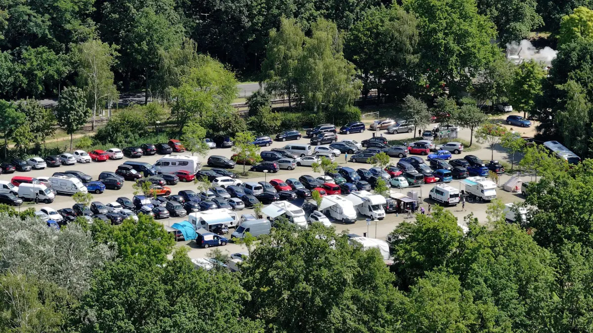 Elbenwald FestivaL 2026: Blick aus der Vogelperspektive auf das Festivalgelände und die Zeltstadt im Spreeauenpark. Der Parkplatz am Tierpark war rappelvoll.
Elbenwald Festival im Spreeauenpark.
Der Spreeauenpark in Cottbus verwandelt sich am Wochenende wieder in eine Fantasiewelt mit Fantasy, Musik, Cosplay, Gaming und zahlreichen Mitmachangeboten. Bereits am Donnerstag und Freitag reisten viele Camper aus ganz Deutschland zum diesjährigen Elbenwald Festival an, dass offiziell am Freitag startete und bis Sonntag läuft.
Musikalisch gehören dArtagnan, Fiddler’s Green, Corvus Corax, Punk Rock Factory und Liedfett zu den bekannten Namen, die an drei Tagen im Spreeauenpark auftreten. Den traditionellen Abschluss übernimmt das Pilsen Philharmonic Orchestra mit epischer Musik aus Fantasy, Gaming und Kino. Dazu kommen Cosplay Wettbewerbe, Lesungen, Shows, Workshops, Schwertkampf, Bogenschießen, historische Tänze, Gaming, Tabletop, Rollenspiel, Karaoke, Bogenshießen und zahlreiche weitere Angebote zum Mitmachen. Auch regionale Beteiligte wie My Wife and the Microwave, der Dice Club Cottbus und die Ompah Kunstreitshow stehen im Programm.