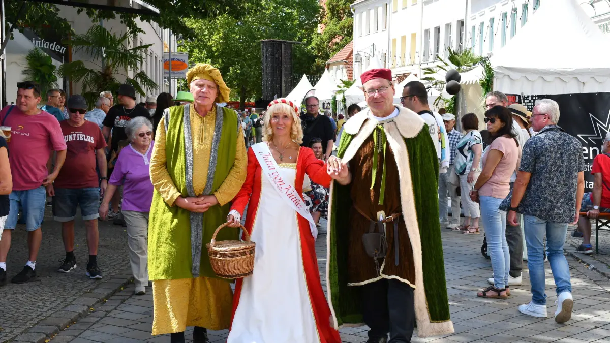 Ein glänzender Auftritt zum Heimatfest Spremberg 2026: Jutta von Kittlitz mit dem Geliebten Seyfried von Loeben und Vater Dankwart Graf von Spremberg.