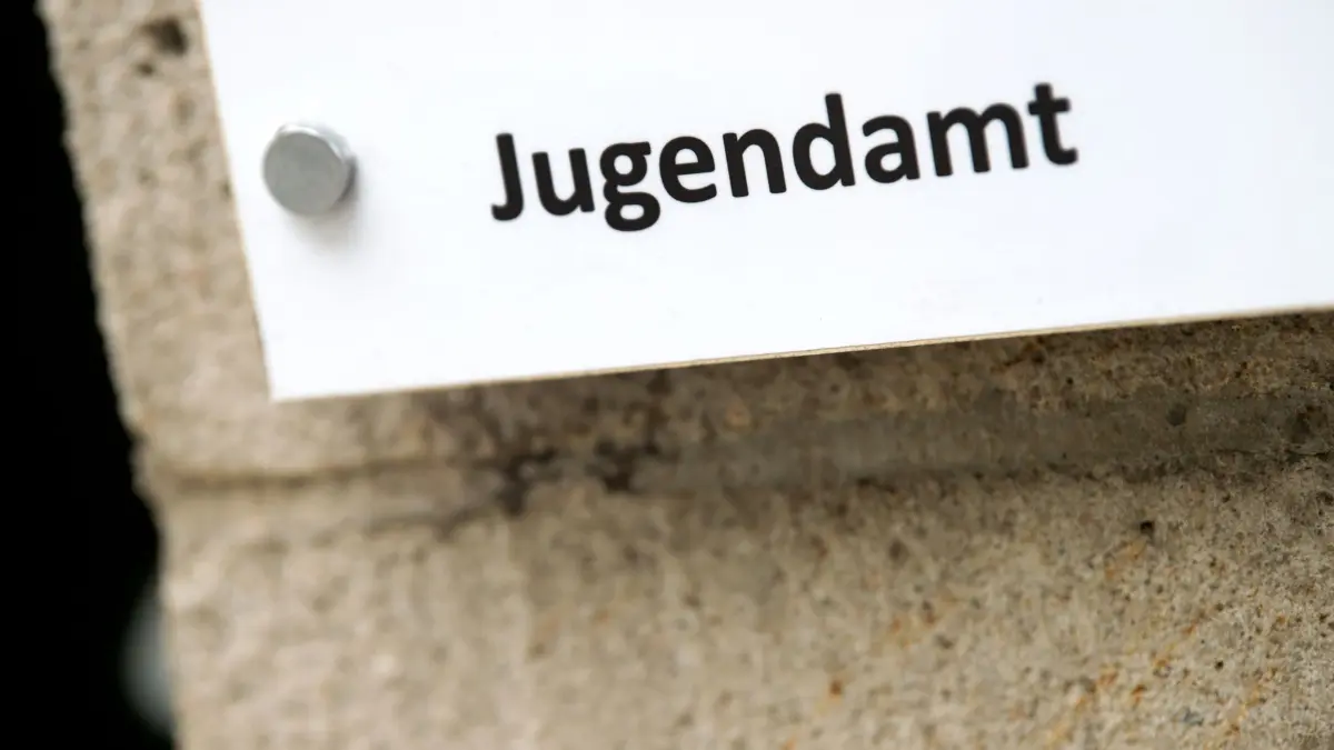 Jugendamt: ARCHIV - 14.09.2017, Sachsen, Dresden: Der Schriftzug "Jugendamt" ist auf einem Schild zu lesen. (zu dpa: «Sozialverband: Viele Eltern stehen unter enormem Druck») Foto: Arno Burgi/dpa-Zentralbild/dpa +++ dpa-Bildfunk +++