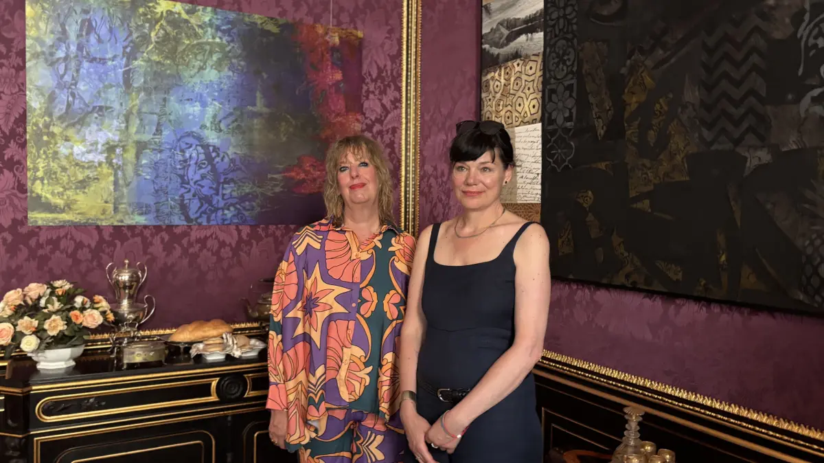 Mona Höke und Kathrin Karras in ihrer Ausstellung in Schloss Branitz