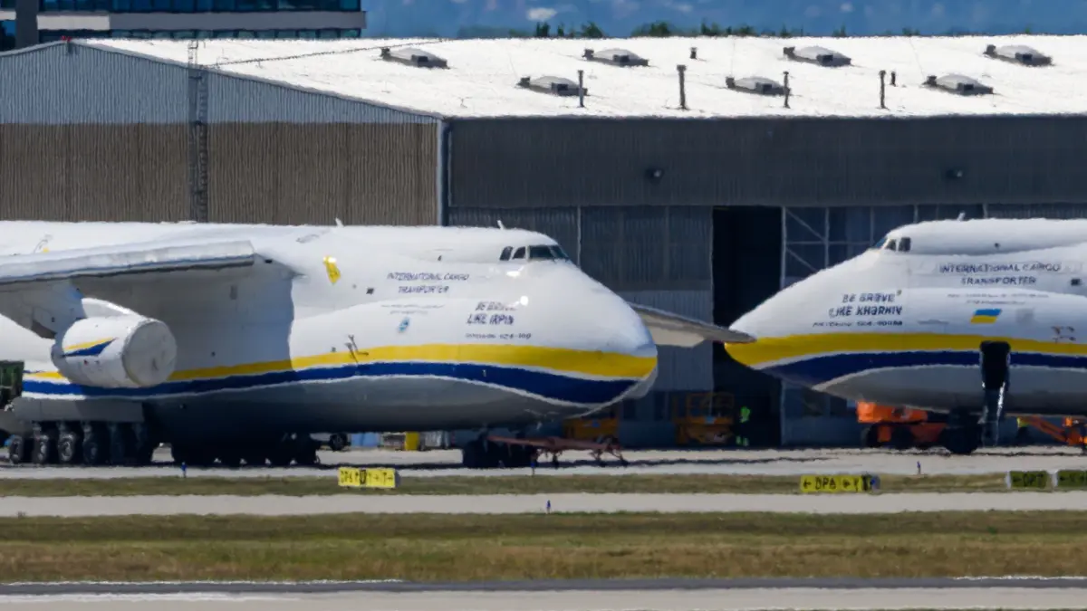 Nach Drohnenvorfall am Flughafen Leipzig/Halle: 08.08.2026, Sachsen, Schkeuditz: Ukrainische Antonov parken auf dem Flughafen Leipzig/Halle. Nach dem Drohnenvorfall in der Nacht zum Mittwoch laufen die Ermittlungen. Die für einen Angriff ausgerüstete Drohne war nach Angaben aus Sicherheitskreisen nahe einer ukrainischen Transportmaschine sichergestellt worden. Foto: Hendrik Schmidt/dpa +++ dpa-Bildfunk +++