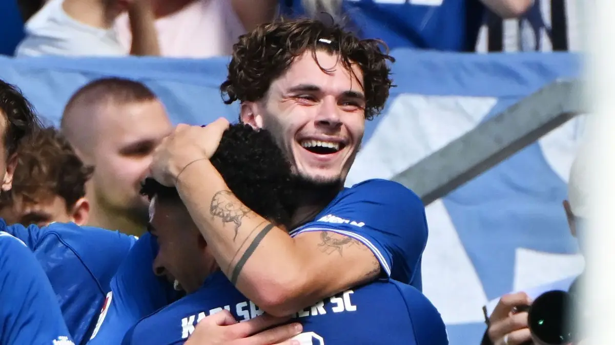 Karlsruher SC - Arminia Bielefeld: 08.08.2026, Baden-Württemberg, Karlsruhe: Fußball, Männer: 2. Bundesliga, Karlsruher SC - Arminia Bielefeld, 1. Spieltag, BBBank Wildpark. Der Karlsruher Moritz Broschinski bejubelt seinen Treffer zum 2:0. Foto: Uli Deck/dpa - WICHTIGER HINWEIS: Gemäß den Vorgaben der Bundesliga bzw. des DFB Deutscher Fußball-Bund ist es untersagt, in dem Stadion und/oder vom Spiel angefertigte Fotoaufnahmen in Form von Sequenzbildern und/oder videoähnlichen Fotostrecken zu verwerten bzw. verwerten zu lassen. +++ dpa-Bildfunk +++