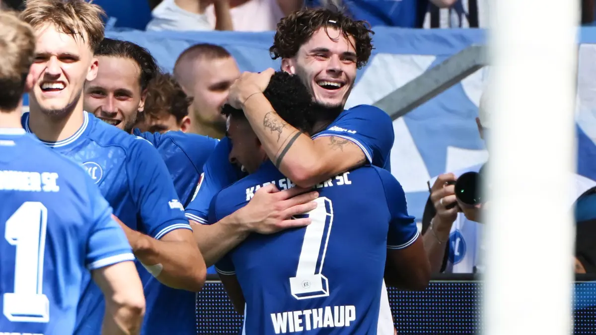 Karlsruher SC - Arminia Bielefeld: 08.08.2026, Baden-Württemberg, Karlsruhe: Fußball, Männer: 2. Bundesliga, Karlsruher SC - Arminia Bielefeld, 1. Spieltag, BBBank Wildpark. Der Karlsruher Moritz Broschinski bejubelt seinen Treffer zum 2:0. Foto: Uli Deck/dpa - WICHTIGER HINWEIS: Gemäß den Vorgaben der Bundesliga bzw. des DFB Deutscher Fußball-Bund ist es untersagt, in dem Stadion und/oder vom Spiel angefertigte Fotoaufnahmen in Form von Sequenzbildern und/oder videoähnlichen Fotostrecken zu verwerten bzw. verwerten zu lassen. +++ dpa-Bildfunk +++