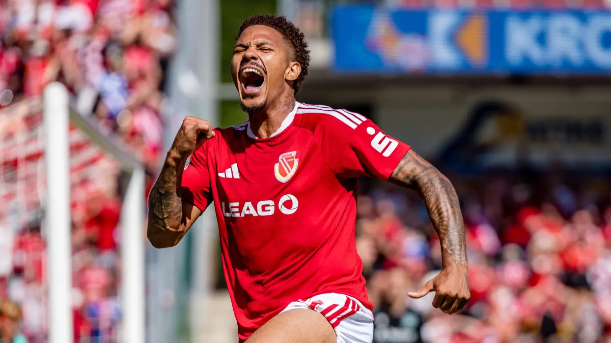 FC Energie Cottbus - Hannover 96: Fußball, Männer: Energie Cottbus - Hannover 96, 1. Spieltag, LEAG Energie Stadion. Justin Butler (FC Energie Cottbus) jubelt nach seinem Treffer zum 3:1