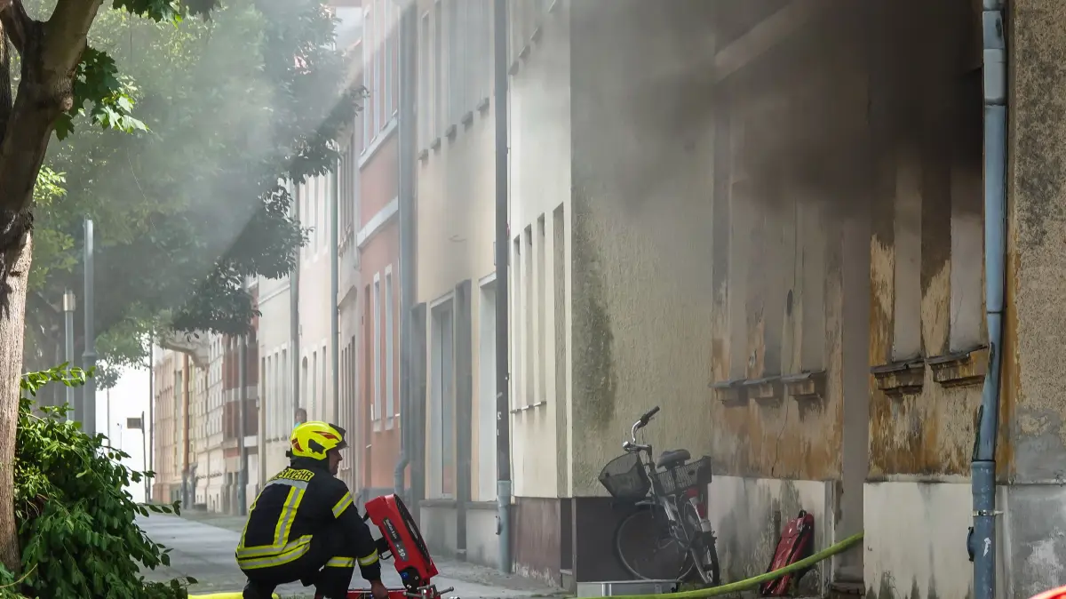 Starker Qualm drang beim Eintreffen der Feuerwehr aus einer Wohnung im Erdgeschoss in der Mittelstraße in Bad Liebenwerda.