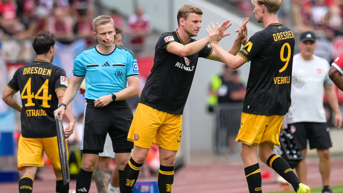 Fußball, 2. Bundesliga, 20260809, 1. FC Nürnberg - SG Dynamo Dresden: Fußball, 2. Bundesliga, 20260809, 1. FC Nürnberg - SG Dynamo Dresden. Im Bild Auswechslung, v.l. Christoph DAFERNER Dresden, 33, Vincent VERMEIJ Dresden, 9. Nürnberg Max-Morlock-Stadion Bayern Deutschland *** Soccer, 2. Bundesliga, 20260809, 1. FC Nürnberg vs. SG Dynamo Dresden. Pictured: Substitution from left: Christoph DAFERNER Dresden, 33 Vincent VERMEIJ Dresden, 9 Nuremberg Max Morlock Stadium, Bavaria, Germany Copyright: Passion2Press/MarkusxFischerx