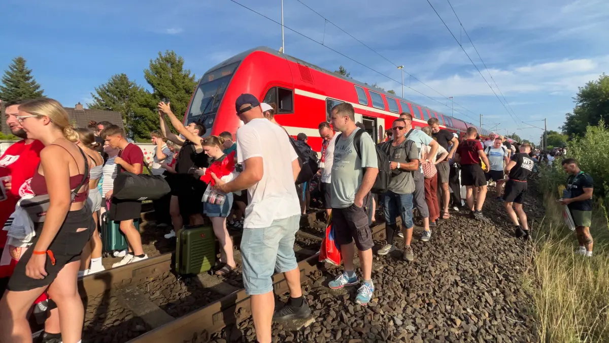2. BL Energie Cottbus - Hannover 96 2026/27: Fussball, Herren, Saison 2026/2027, 2. Bundesliga (1. Spieltag), FC Energie Cottbus - Hannover 96, der RE2 mit zahlreichen Fans, u.a. der aktiven Szene Hannovers, blieb auf der Rückfahrt mit einem Lok-Schaden kurz vor Königs Wusterhausen liegen und wurde nach etwa 60 Minuten evakuiert, 09.08. 2026, Foto: Sebastian Räppold / Matthias Koch