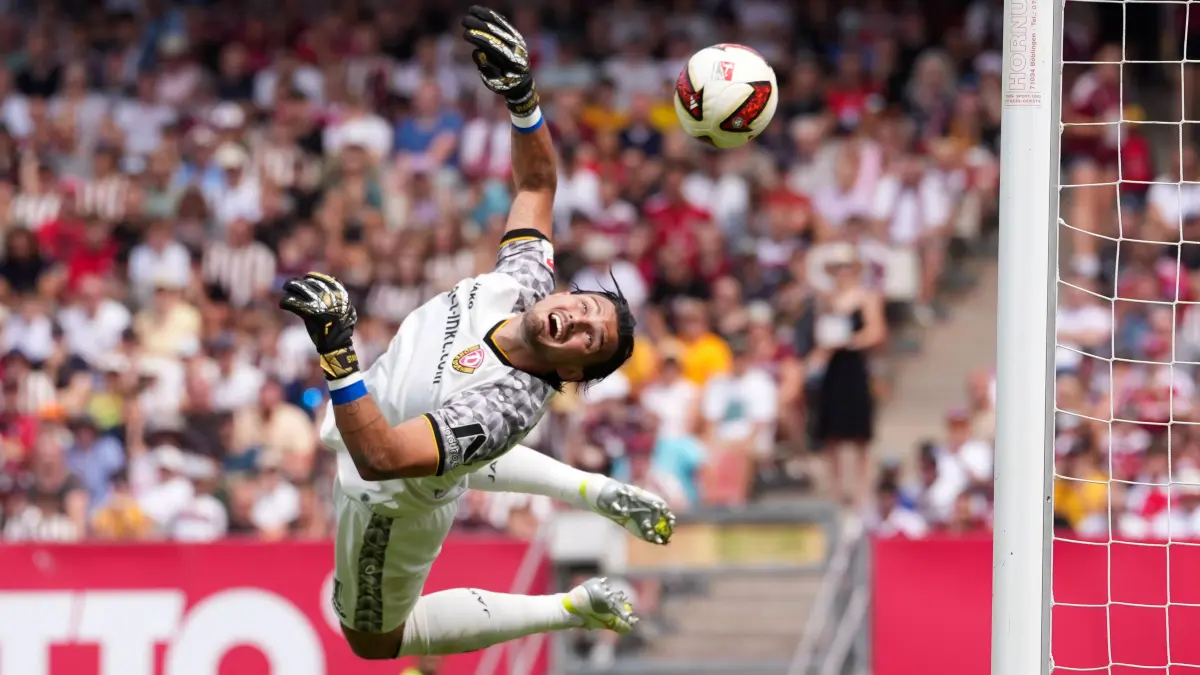 GER, 1. FC Nürnberg - SG Dynamo Dresden, 2. Bundesliga, 1. Spieltag, 09.08.2026: Tim Stanislaw Schreiber 1 taucht nach einem Schuss, kann den Ball jedoch nicht sichern. Mohamed Ali Zoma verwertet den Abpraller nach einem Lattentreffer zum Tor. GER, 1. FC Nürnberg vs SG Dynamo Dresden, 2. Bundesliga, 1. Spieltag, Saison 2026-27, Max-Morlock-Stadion, Nürnberg, 09.08.2026 DFL REGULATIONS PROHIBIT ANY USE OF PHOTOGRAPHS AS IMAGE SEQUENCES AND/OR QUASI-VIDEO Foto: HMB Media / Scott W. Coleman Nürnberg Max-Morlock-Stadion Bayern GER Copyright: xScottxW.xColemanx