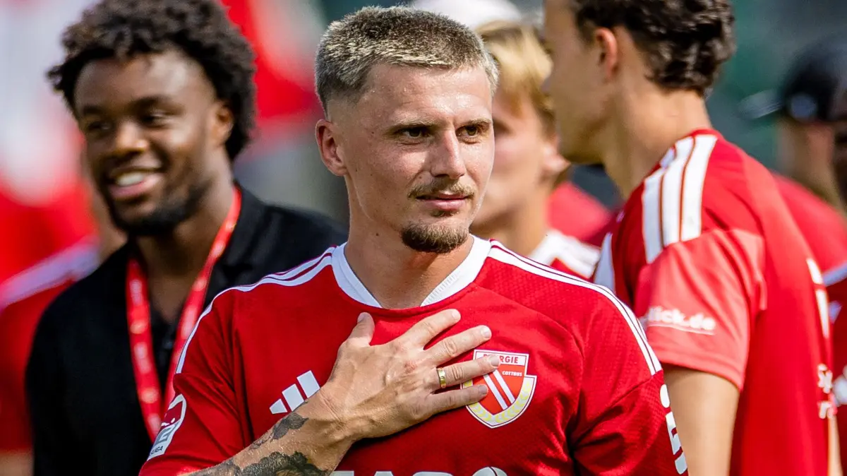 FC Energie Cottbus - Hannover 96: Fußball, Männer: Energie Cottbus - Hannover 96, 1. Spieltag, LEAG Energie Stadion. Erik Engelhardt (FC Energie Cottbus) steht nach Abpfiff auf dem Spielfeld.