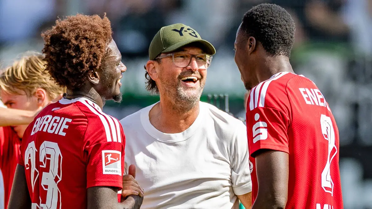 FC Energie Cottbus - Hannover 96: Fußball, Männer: Energie Cottbus - Hannover 96, 1. Spieltag, LEAG Energie Stadion. Fousseny Doumbia (FC Energie Cottbus, l-r), Trainer Claus-Dieter Wollitz (FC Energie Cottbus) und King Manu (FC Energie Cottbus) stehen nach Abpfiff zusammen.