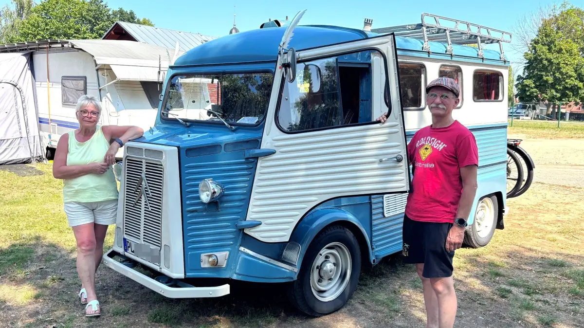 Ein wahrer Hingucker. Mit ihrem betagten Citroën-Camper sorgen Gabi und Sven Zöphel aus Plauen überall dort für Aufsehen, wo sie auftauchen. Zuletzt auf dem Campingplatz in Mühlberg an der Elbe. Bei Sven Zöphel fehlt nur noch das meterlange Baguette, und er würde rein optisch als Franzose durchgehen.