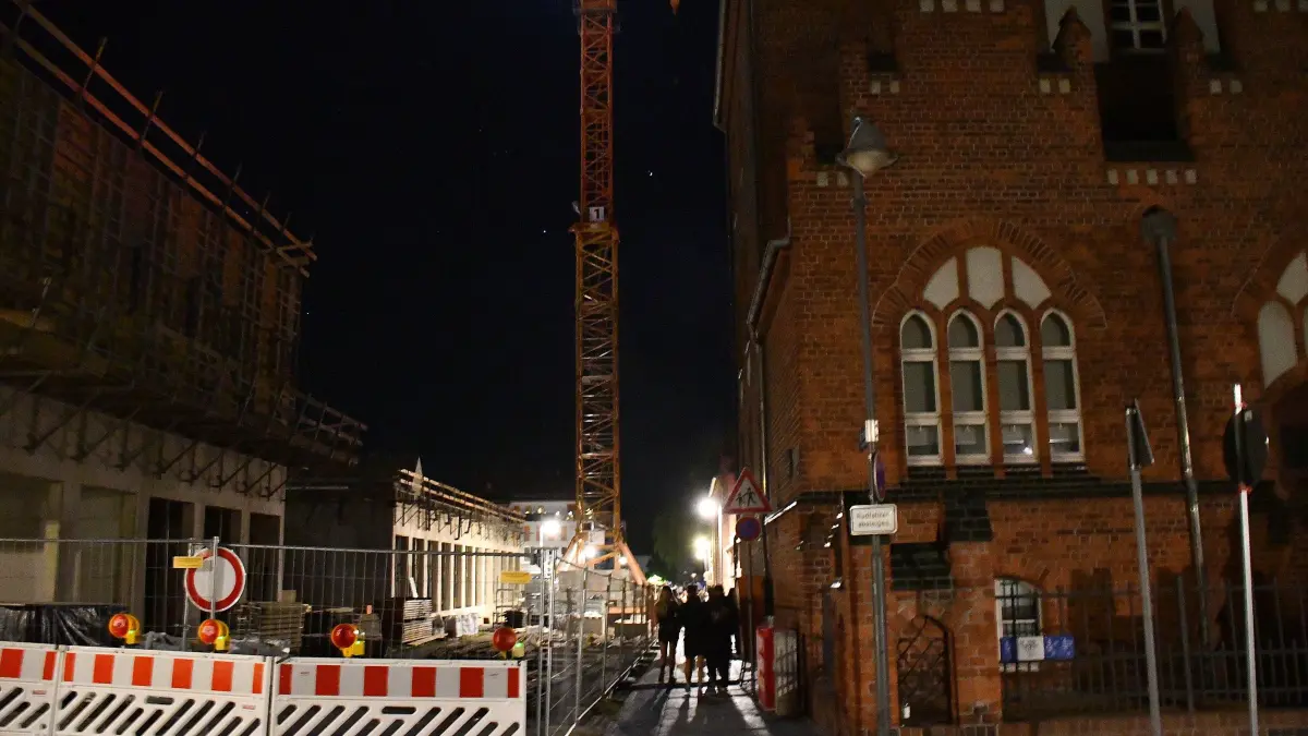 In Spremberg sind zwei Männer in der Nacht zum Sonntag (9. August 2026) auf den Baukran an der BOS geklettert.