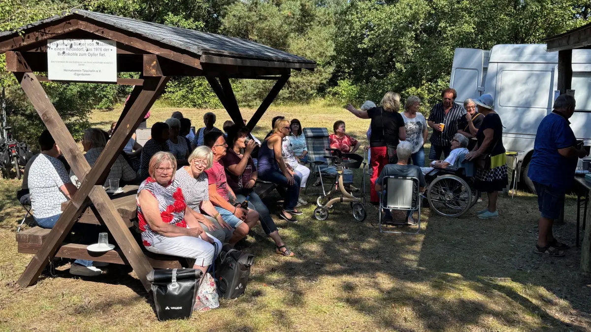 Alljährlich am zweiten Sonnabend im August treffen sich die ehemaligen Tzschellner an ihrer Ortserinnerungsstätte zwischen Spree und Spreestraße. Damit wurde auch über die einstige Pappenfabrik im Dorf gesprochen.