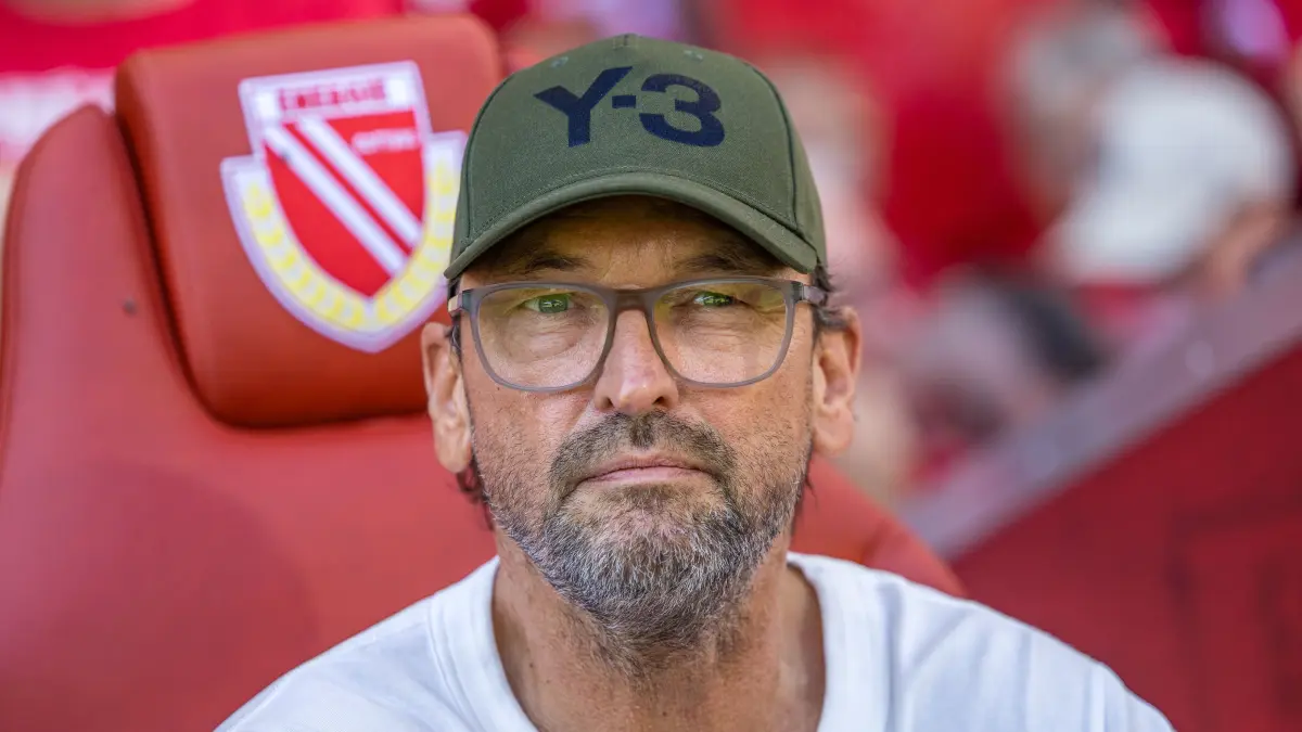 FC Energie Cottbus - Hannover 96: Fußball, Männer: Energie Cottbus - Hannover 96, 1. Spieltag, LEAG Energie Stadion. Trainer Claus-Dieter Wollitz (FC Energie Cottbus) sitzt auf seinem Platz.