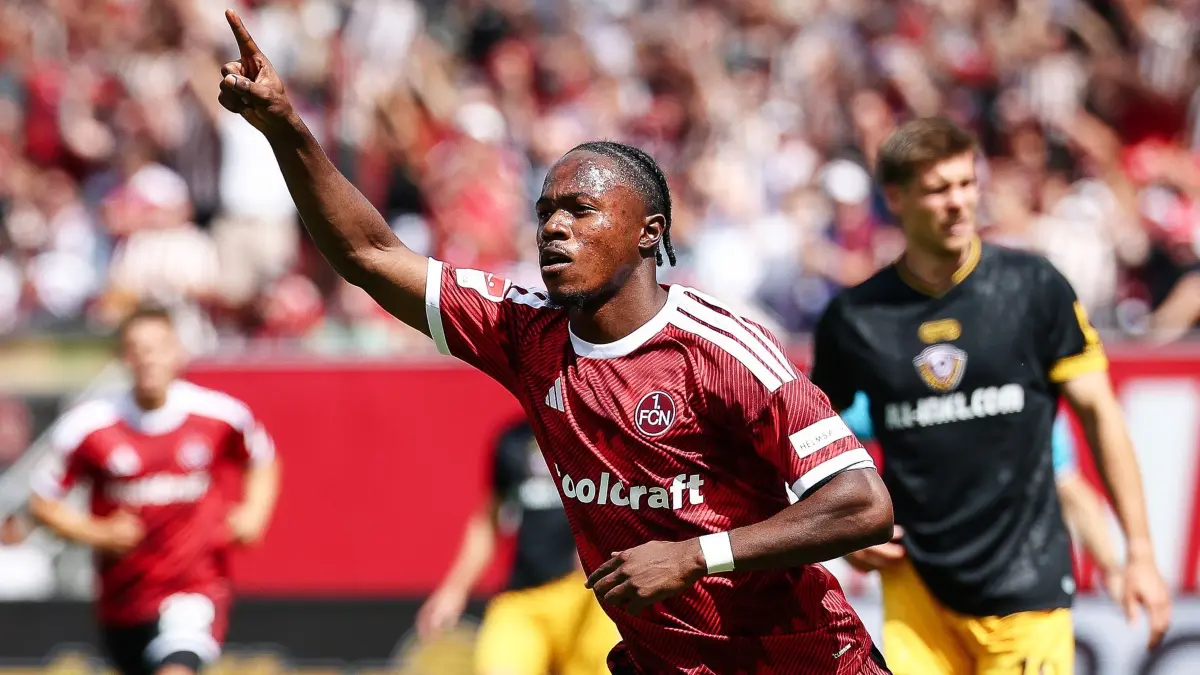 1. FC Nürnberg - Dynamo Dresden: 09.08.2026, Bayern, Nürnberg: Fußball, Männer: 2. Bundesliga, 1. FC Nürnberg - Dynamo Dresden, 1. Spieltag, Max-Morlock-Stadion. Mohamed Alì Zoma (M, 1. FC Nürnberg) jubelt über sein Tor zum 1:0. Foto: Daniel Löb/dpa - WICHTIGER HINWEIS: Gemäß den Vorgaben der Bundesliga bzw. des DFB Deutscher Fußball-Bund ist es untersagt, in dem Stadion und/oder vom Spiel angefertigte Fotoaufnahmen in Form von Sequenzbildern und/oder videoähnlichen Fotostrecken zu verwerten bzw. verwerten zu lassen. +++ dpa-Bildfunk +++