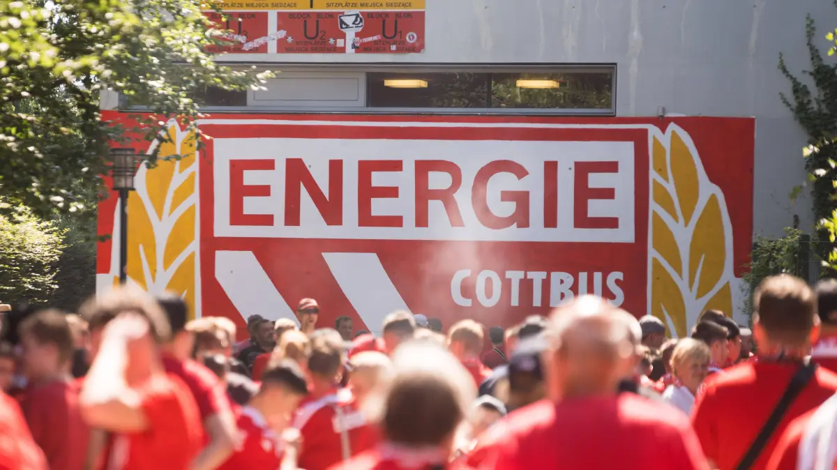 Energie Cottbus - Hannover 96: 09.08.2026: Fußball: Energie Cottbus - Hannover 96, 1. Spieltag im LEAG Energie Stadion. Logo und Fans des FC Energie Cottbus vor dem Spiel am Stadion WICHTIGER HINWEIS: Gemäß den Vorgaben der DFL und des DFB ist es untersagt, in dem Stadion und/oder vom Spiel angefertigte Fotoaufnahmen in Form von Sequenzbildern und/oder videoähnlichen Fotostrecken zu verwerten bzw. verwerten zu lassen. *** August 9, 2026: Energie Cottbus vs. Hannover 96, Matchday 1 at the LEAG Energie Stadium. The FC Energie Cottbus logo and fans in front of the stadium before the game. IMPORTANT NOTICE: In accordance with DFL and DFB regulations, it is prohibited to to use or allow the use of photographs taken inside the stadium and/or during the match in the form of sequential images and/or video-like photo sequences Copyright: xJamesxZabelx