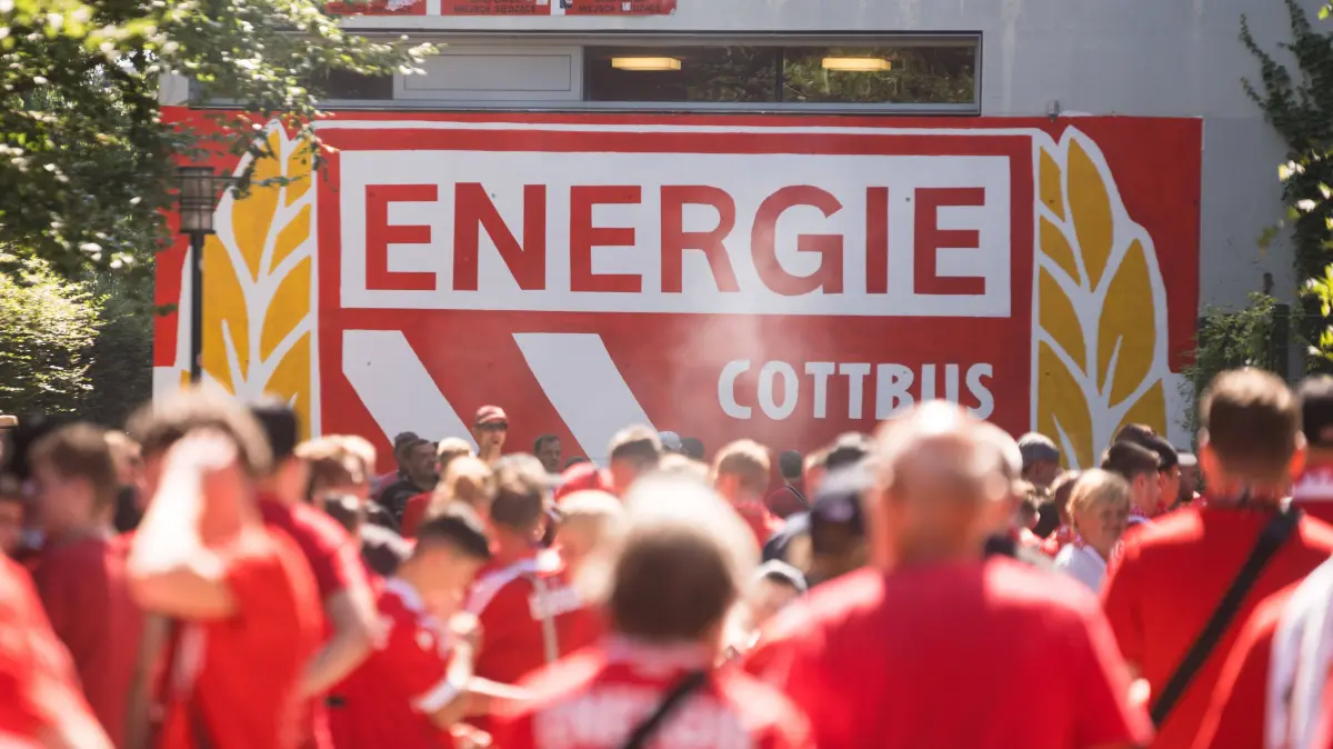 Energie Cottbus - Hannover 96: 09.08.2026: Fußball: Energie Cottbus - Hannover 96, 1. Spieltag im LEAG Energie Stadion. Logo und Fans des FC Energie Cottbus vor dem Spiel am Stadion WICHTIGER HINWEIS: Gemäß den Vorgaben der DFL und des DFB ist es untersagt, in dem Stadion und/oder vom Spiel angefertigte Fotoaufnahmen in Form von Sequenzbildern und/oder videoähnlichen Fotostrecken zu verwerten bzw. verwerten zu lassen. *** August 9, 2026: Energie Cottbus vs. Hannover 96, Matchday 1 at the LEAG Energie Stadium. The FC Energie Cottbus logo and fans in front of the stadium before the game. IMPORTANT NOTICE: In accordance with DFL and DFB regulations, it is prohibited to to use or allow the use of photographs taken inside the stadium and/or during the match in the form of sequential images and/or video-like photo sequences Copyright: xJamesxZabelx