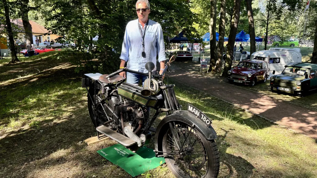 Peter Eifler ist mit seiner Royal Enfield das erste Mal bei der Insel Classic im Boxberger Ortsteil Uhyst dabei und kann gleich einen Preis abräumen.
