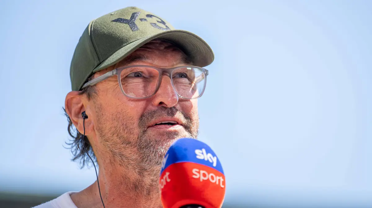 2. BL Energie Cottbus - Hannover 96 2026/27: Fussball, Herren, Saison 2026/2027, 2. Bundesliga 1. Spieltag, FC Energie Cottbus - Hannover 96, Trainer Claus-Dieter Pele Wollitz Energie Cottbus bei Sky im Interview, 09.08. 2026, *** Soccer, Men s, 20262027 Season, 2. Bundesliga, Matchday 1, FC Energie Cottbus vs. Hannover 96, Coach Claus Dieter Pele Wollitz of Energie Cottbus in an interview on Sky, August 9, 2026, Copyright: xSebastianxRäppold/MatthiasxKochx