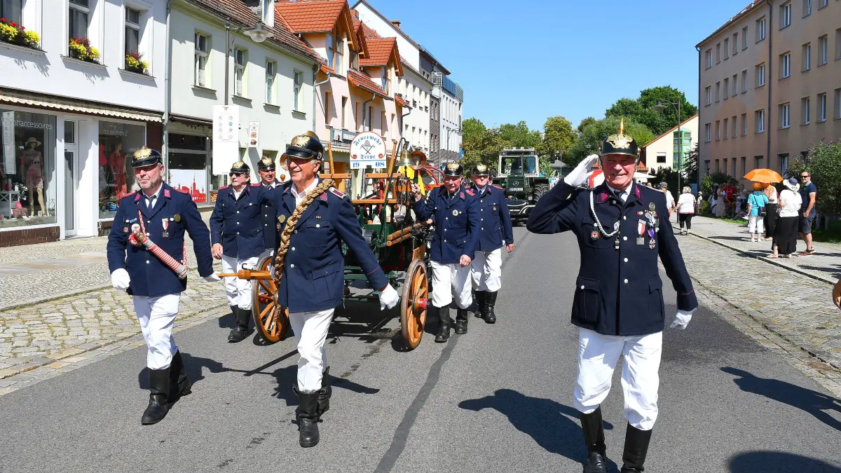 Die Feuerwehr aus Terpe hat die alte Spritze herausgeholt: Der Festumzug zum Heimatfest in Spremberg 2026