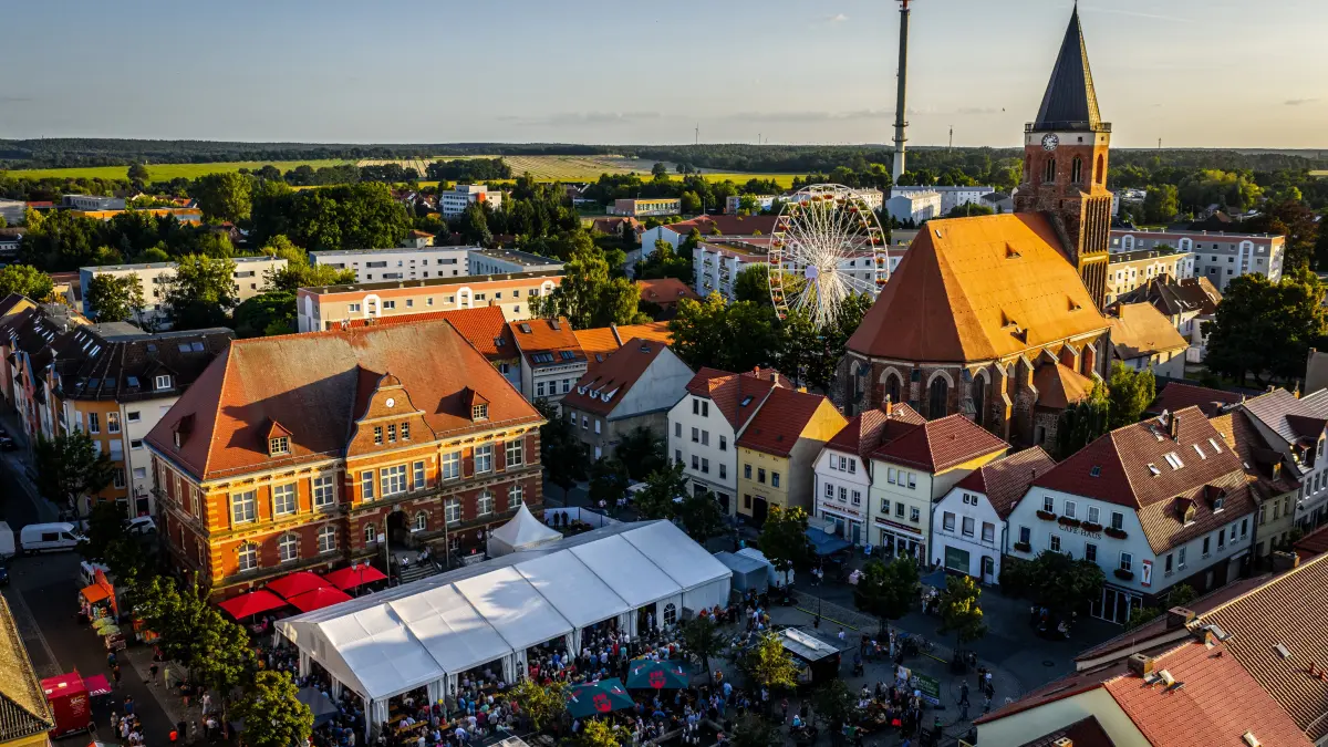 Blick auf den Marktplatz zum Stadtfest Calau aus dem vergangenen Jahr. Worauf sich Besucherinnen und Besucher am Wochenende freuen.
