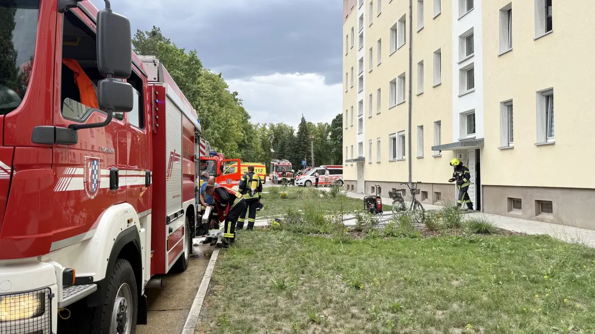 Feuerwehren aus Vetschau und Umgebung sind am Montag, 10. August 2026, zu einem Wohnungsbrand in einem Wohnhaus in dr Straße der Einheit ausgerückt.