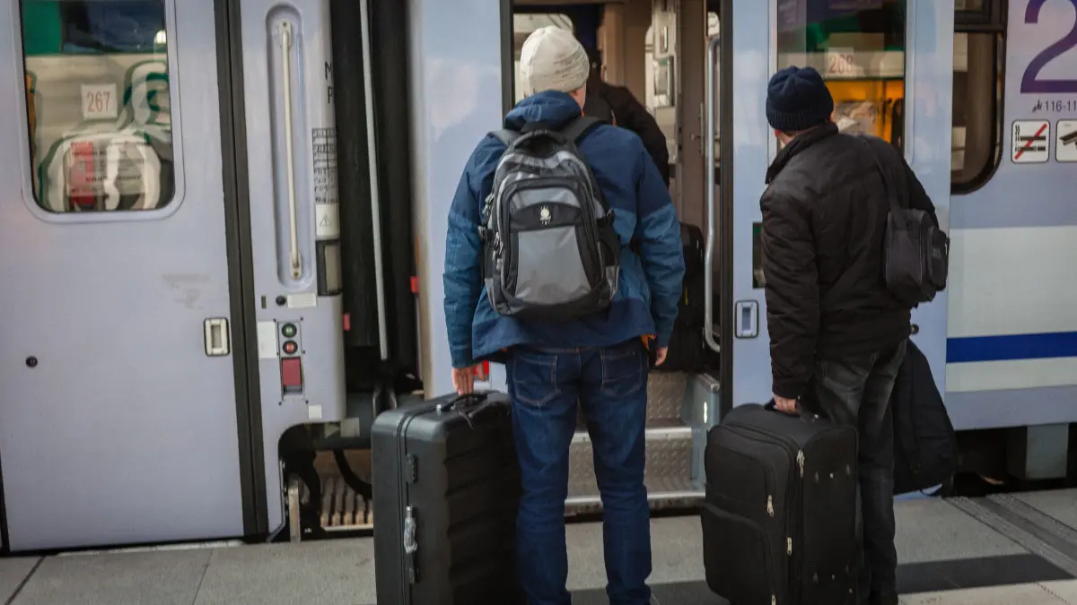 Fahrgäste steigen am Berliner Hauptbahnhof in den Zug nach Warschau.