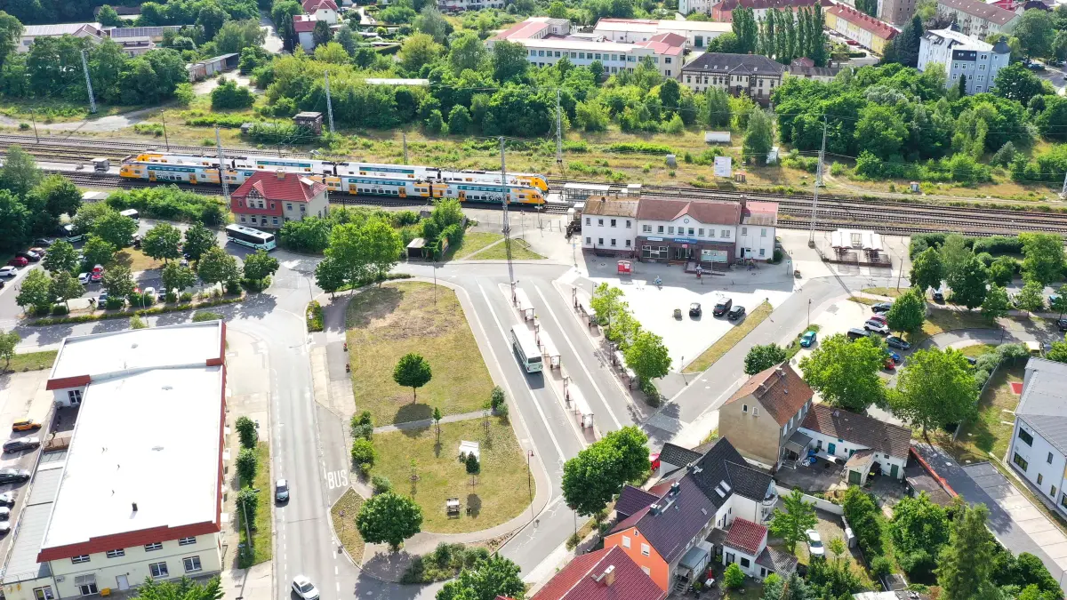 Die Grünfläche links unterhalb des Bahnhofes Elsterwerda soll komplett umgestaltet werden.