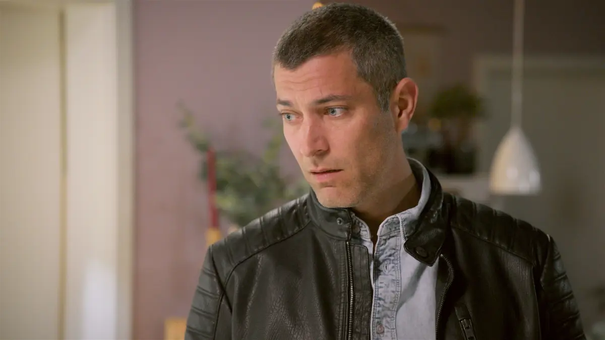 Dragan (Florian Thunemann) könnte im Gefängnis landen.