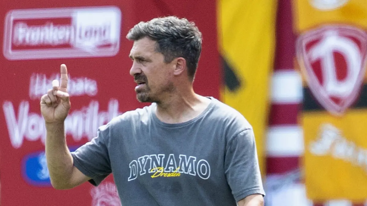 Fussball, 2. Bundesliga, 1. FC Nürnberg - Dynamo Dresden: v.l.n.r.: Trainer Thomas Stamm Dynamo Dresden im 2. Bundesliga-Spiel zwischen dem 1. FC Nürnberg und Dynamo Dresden im Max-Morlock-Stadion, Nürnberg, Deutschland, am 9. August 2026. in action during the 2nd Bundesliga match between 1. FC Nuremberg and Dynamo Dresden at the Max-Morlock Stadium, Nuremberg, Germany, on August 9, 2026. DFB/DFL REGULATIONS PROHIBIT ANY USE OF PHOTOGRAPHS AS IMAGE SEQUENCES AND/OR QUASI-VIDEO, *** From left to right: Coach Thomas Stamm of Dynamo Dresden during the 2. Bundesliga match between 1. FC Nuremberg and Dynamo Dresden at the Max Morlock Stadium, Nuremberg, Germany, on August 9, 2026, in action during the 2nd Bundesliga match between 1 FC Nuremberg and Dynamo Dresden at the Max Morlock Stadium, Nuremberg, Germany, on August 9, 2026 DFB and DFL regulations prohibit any use of photographs as image sequences and/or quasi-video, Copyright: HMBxMedia/xHeikoxBecker