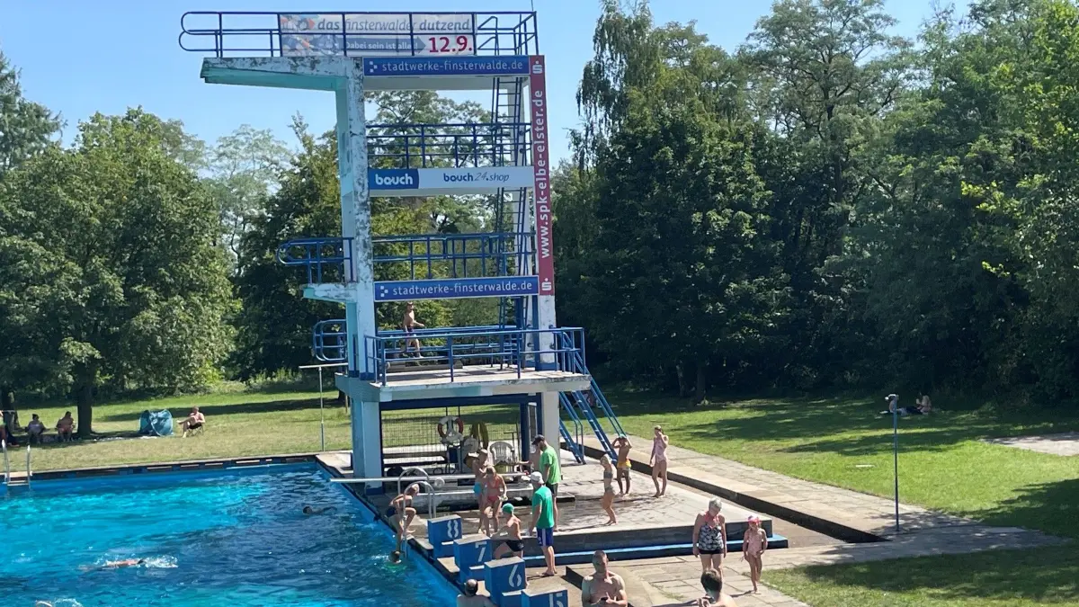 Der Zehn-Meter-Turm im Schwimmbad von Finsterwalde ist eine besondere Attraktion. Doch die Schwimmmeister haben ihn am Vormittag noch nicht freigegeben. Trotzdem nutzen die Badegäste die anderen Plattformen von einem, drei oder fünf Metern.