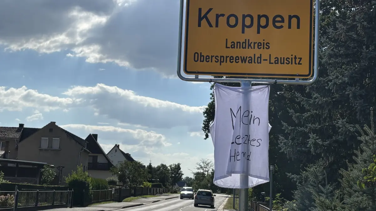 In Teilen Südbrandenburgs wurden an Ortseingangsschildern Unterhemden aufgehängt – hier in Kroppen. Was soll das?