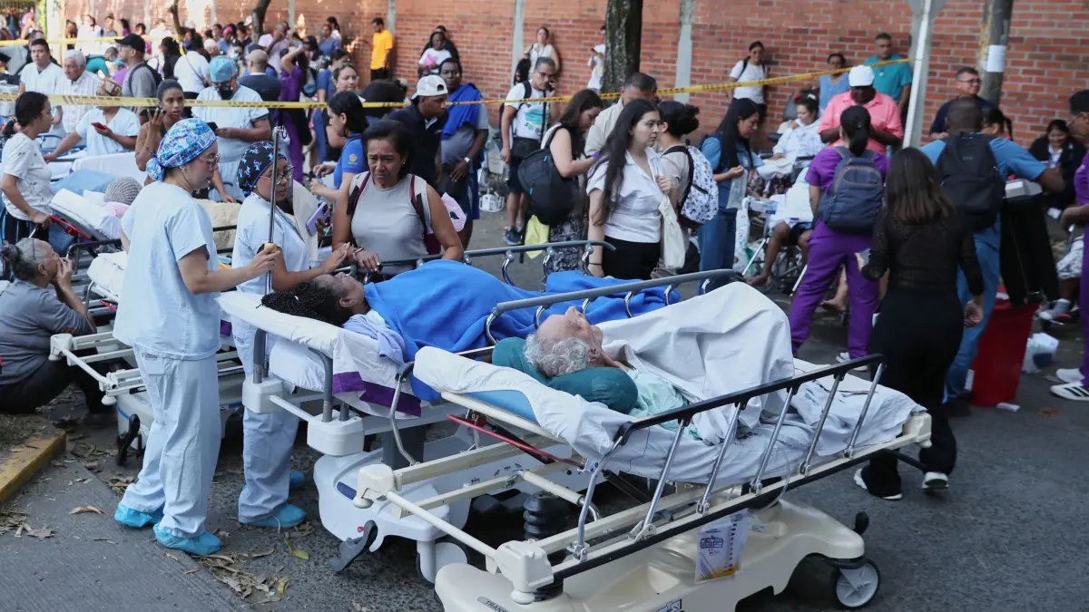 Nach dem Erdbeben in Kolumbien: 10.08.2026, Kolumbien, Cali: Nach einem Erdbeben werden Patienten aus einem Krankenhaus evakuiert. Foto: Santiago Saldarriaga/AP/dpa +++ dpa-Bildfunk +++