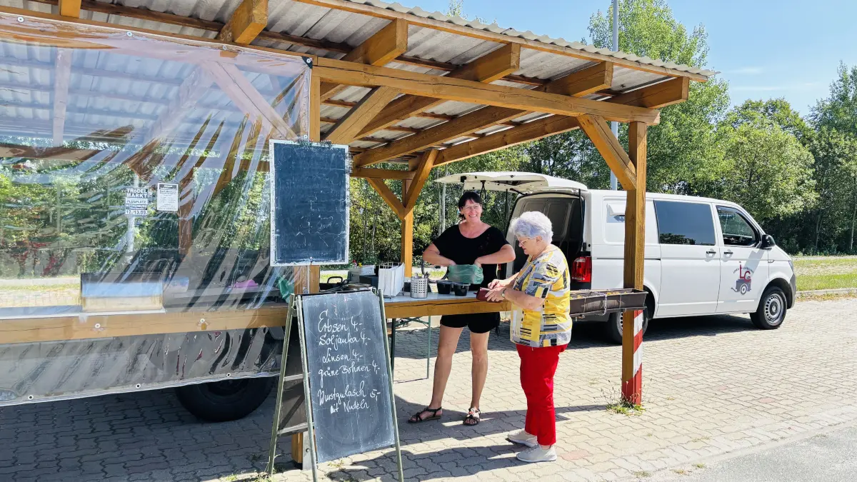 Gulaschkanone am Eiland in Bad Muskau. Drei Suppen und Nudeln mit Wurstgulasch gibt es hier Montag bis Freitag von 11 bis 14 Uhr. Kommt noch genug Kundschaft trotz Hitze und Baustellen?