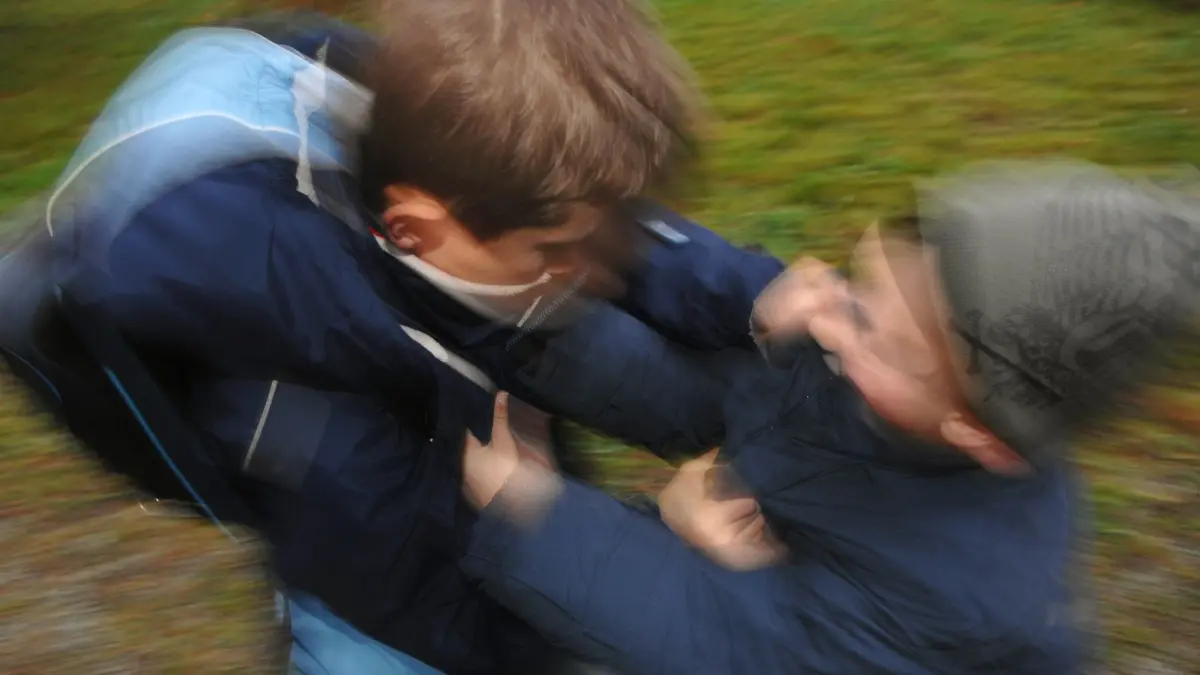 Symbolbild - Zwei Jungen raufen sich auf ihrem Schulweg: ILLUSTRATION - Kleine Kinder handeln oft spontan, während sich ihr Einfühlungsvermögen noch entwickeln muss. Foto: Armin Weigel/dpa/dpa-mag - Honorarfrei nur für Bezieher des Dienstes dpa-Magazin +++ dpa-Magazin +++