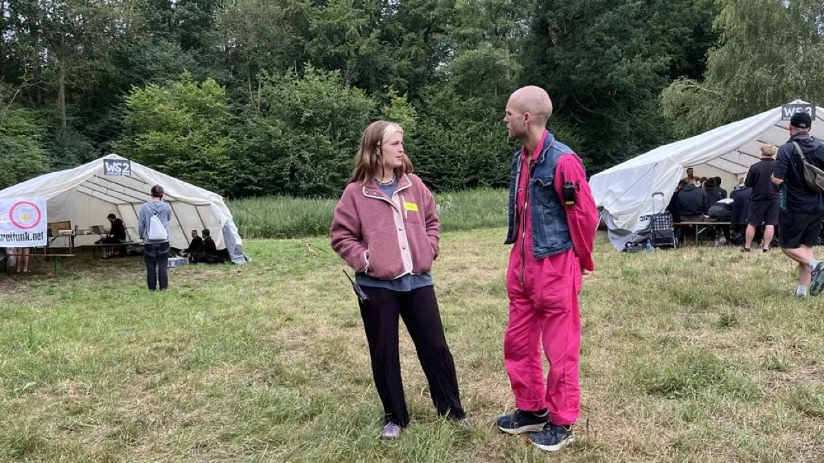 Therese und Gerriet waren lange in der Klimabewegung aktiv. Nun haben sie das Kollapscamp mitorganisiert.