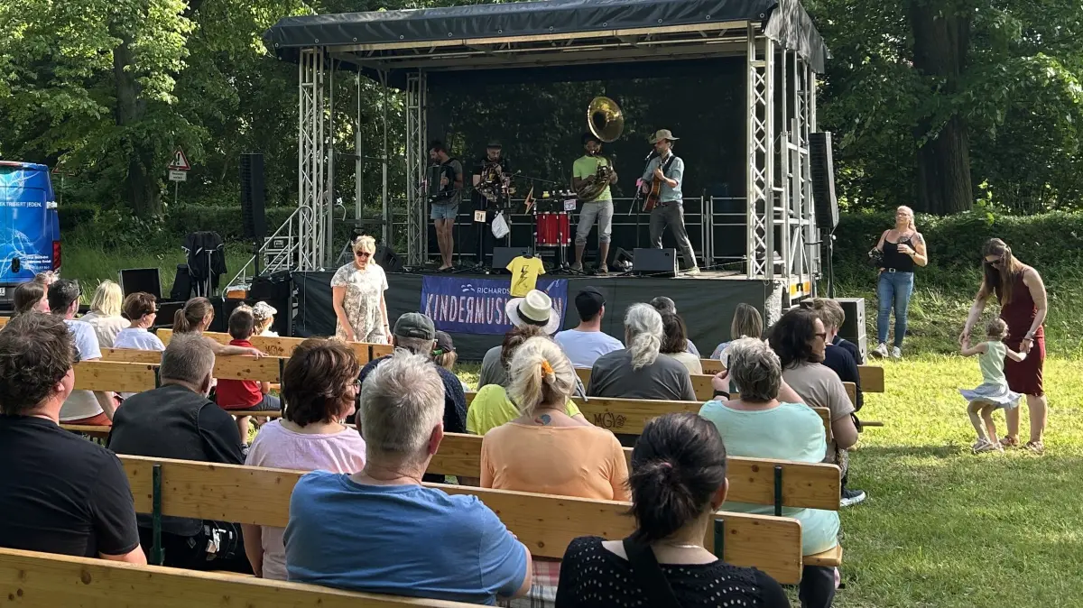 Beim Pfingströckchen in Herzberg rücken Eltern, Kinder und Familien in den Mittelpunkt. Junge Musiker können hier ihre erste große Bühnenerfahrung machen oder den Klängen von bekannten Bands wie Richards Kindermusikladen lauschen. Für 2027 gibt es jetzt eine Förderung vom Land Brandenburg.
