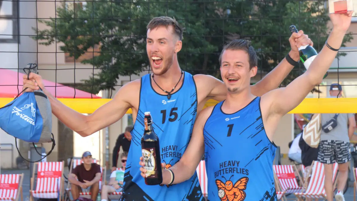 So jubeln Sieger: Pazo Meißner und Reno Peschel als „Heavy Butterflies“ beim 14. Beach-Cup in Finsterwalde.