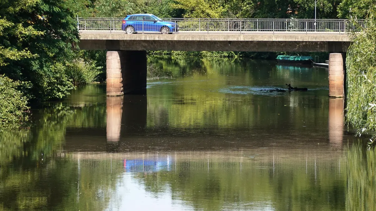 Spree Sandow Niedrigwasser: Der Pegel der Spree in Sandow an der Sandower ist auf Grund der lang anhaltenden Trockenheit inzwischen relativ niedrig.
